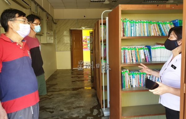 供fb:豪雨加上大涨潮即临,丹A新村近50户灾黎惨遭海水雨水夹攻