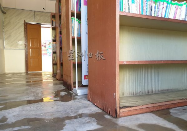 供fb:豪雨加上大涨潮即临,丹A新村近50户灾黎惨遭海水雨水夹攻