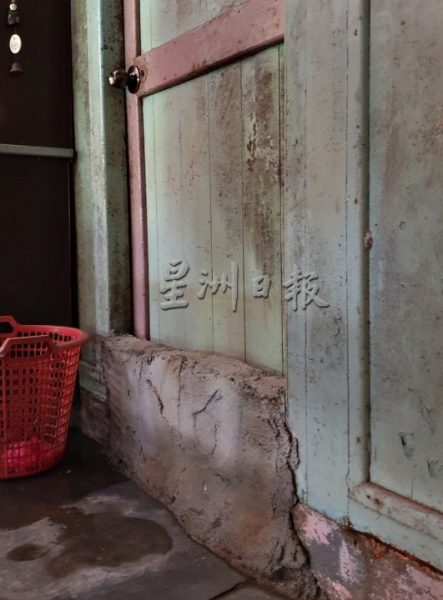 供fb:豪雨加上大涨潮即临,丹A新村近50户灾黎惨遭海水雨水夹攻