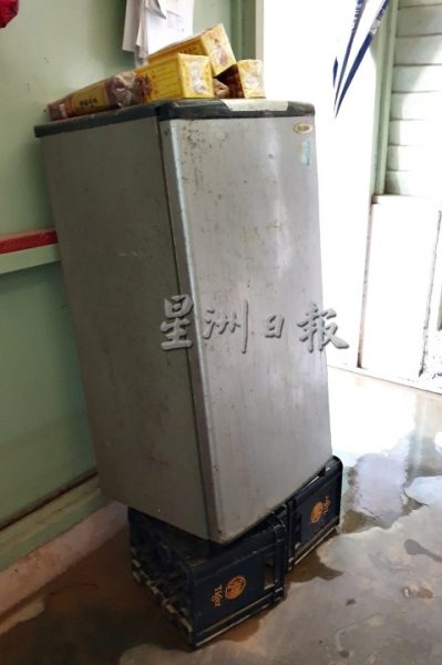 供fb:豪雨加上大涨潮即临,丹A新村近50户灾黎惨遭海水雨水夹攻