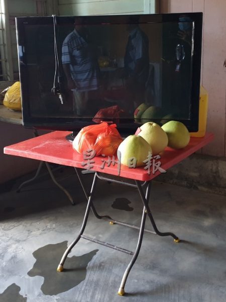 供fb:豪雨加上大涨潮即临,丹A新村近50户灾黎惨遭海水雨水夹攻