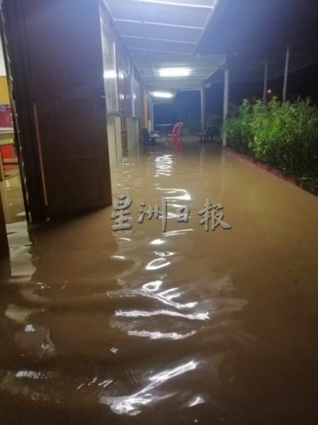供fb:豪雨加上大涨潮即临,丹A新村近50户灾黎惨遭海水雨水夹攻