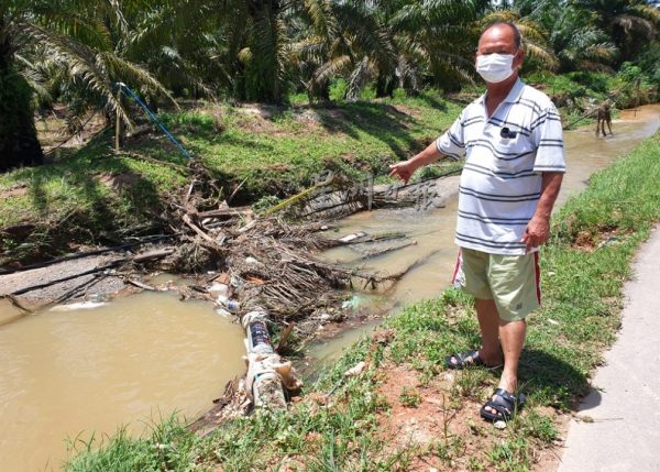 供fb:豪雨加上大涨潮即临,丹A新村近50户灾黎惨遭海水雨水夹攻