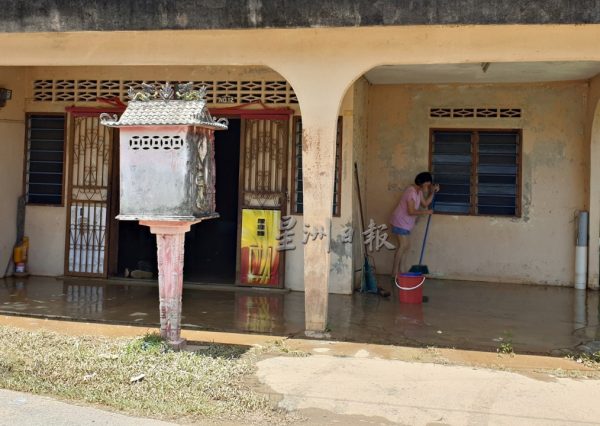 供fb:豪雨加上大涨潮即临,丹A新村近50户灾黎惨遭海水雨水夹攻