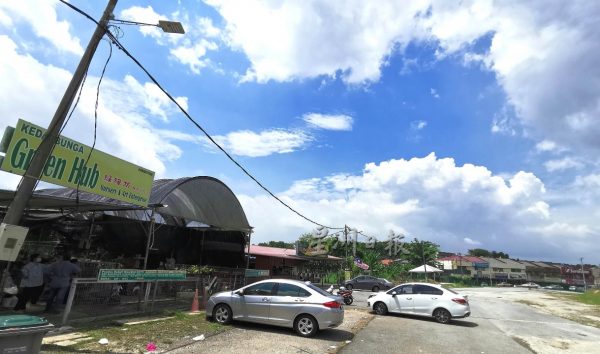 供fb：金源镇路口买地风波持续燃烧，部分围栏遭推到，地主怒喊报警