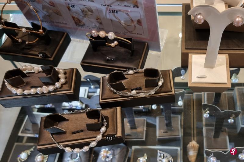 假装捡口罩伺机偷戒指 阿嫂罚2500元