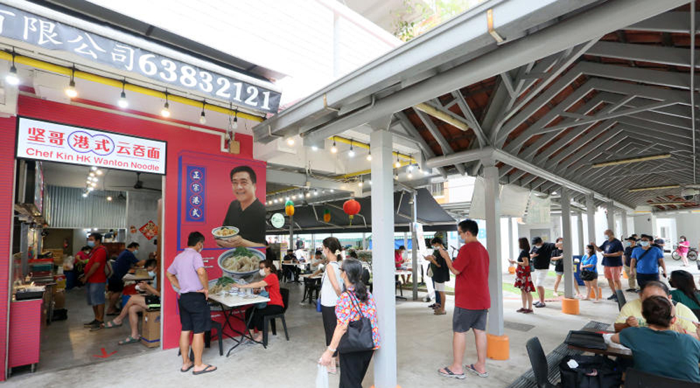 前行政总厨开档卖云吞面　16元一碗食客排队2小时