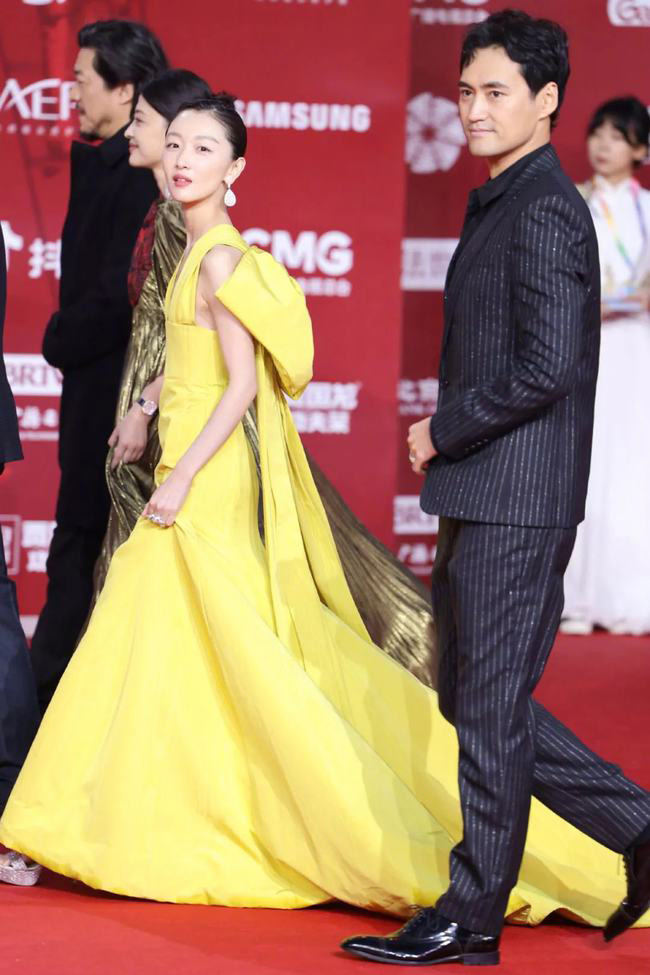 北影节红毯零台星．Baby周冬雨姚晨礼服被狠批