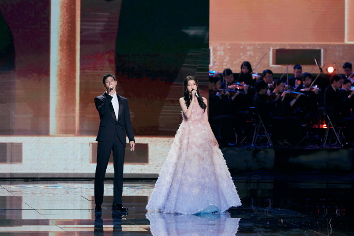  北影节闭幕|34年后再同框‧巩俐被姜文叫奶奶