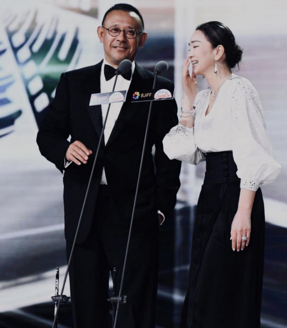  北影节闭幕|34年后再同框‧巩俐被姜文叫奶奶