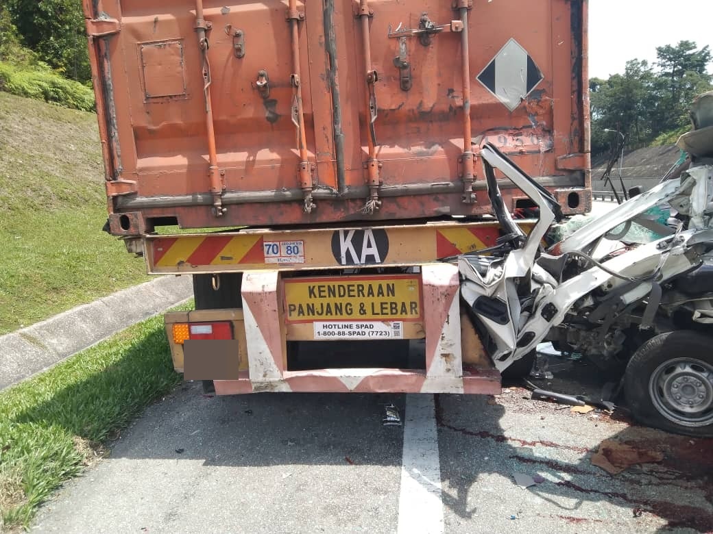 南北大道货车追尾撞罗里 酿二死一伤