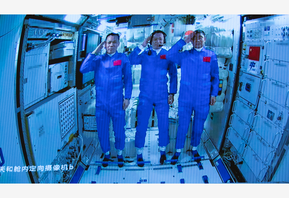 历史一刻!神舟十二号载人飞船撤离太空站组合体