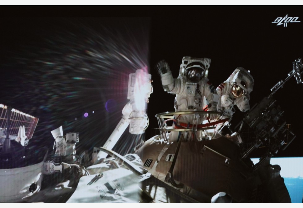 历史一刻!神舟十二号载人飞船撤离太空站组合体