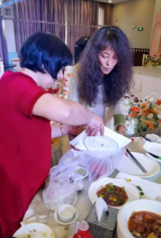 参加婚宴打包剩菜被嘲‧李勤勤回击:不丢人
