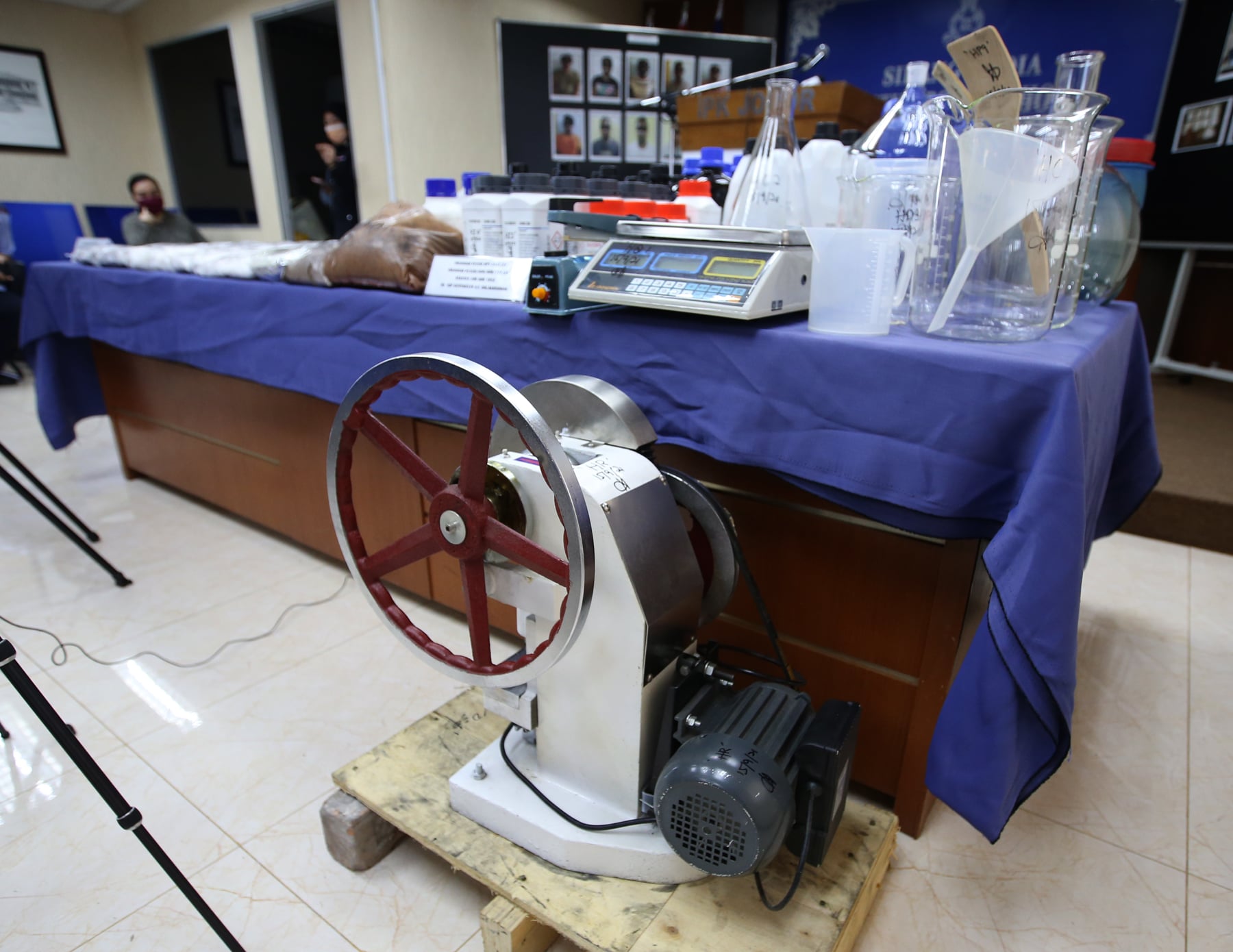 捕10男女起103万毒品 柔警捣破藏围篱社区新毒团实验室与仓库