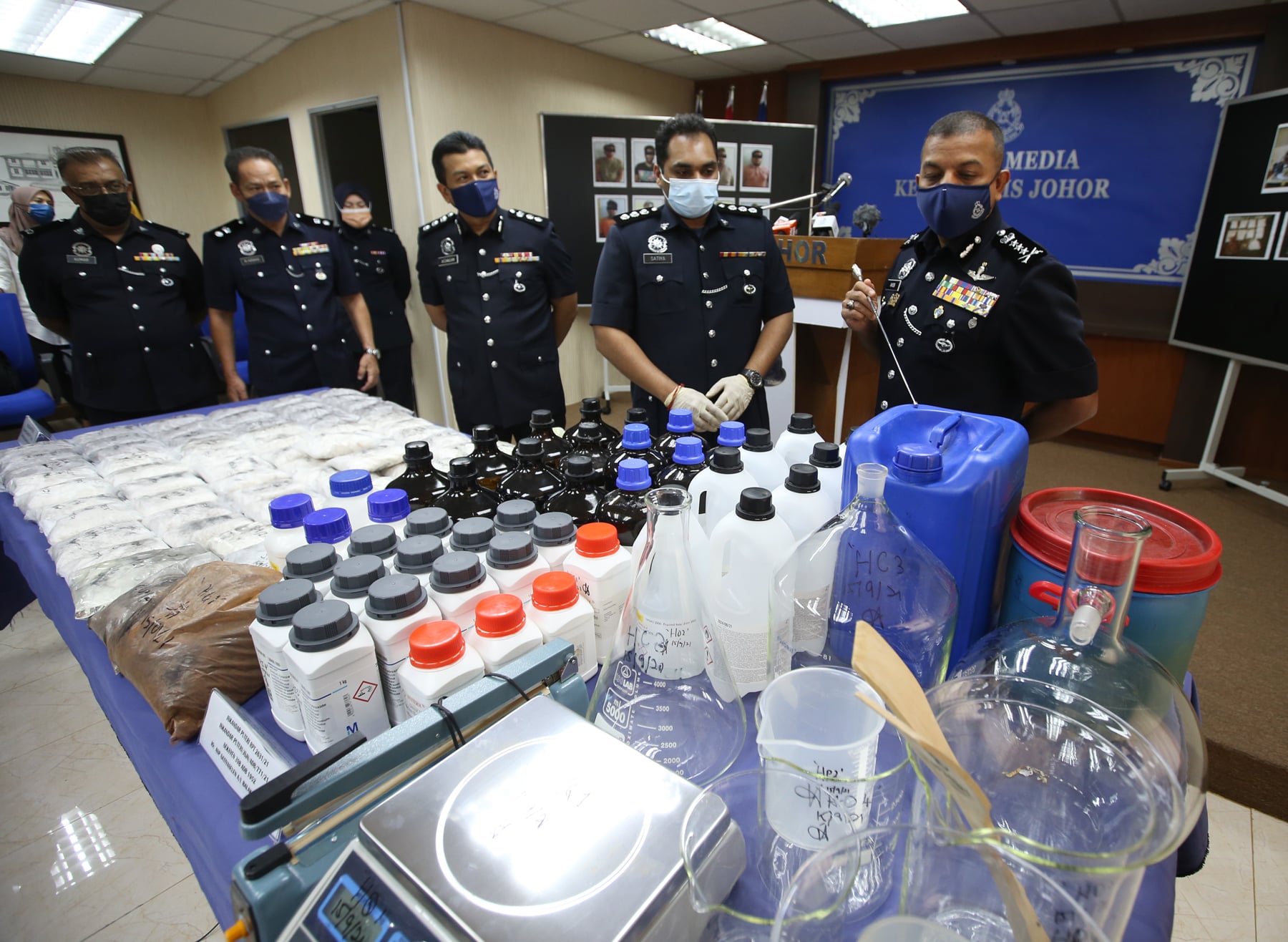 捕10男女起103万毒品,柔警捣破藏围篱社区新毒团实验室与仓库