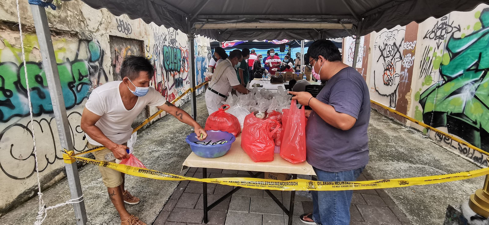 **取代签发（请置头条）**柔：封面：【特稿】：直律街后巷成临时疫苗中心，今日成功为数十游民及失业人士接种康希诺