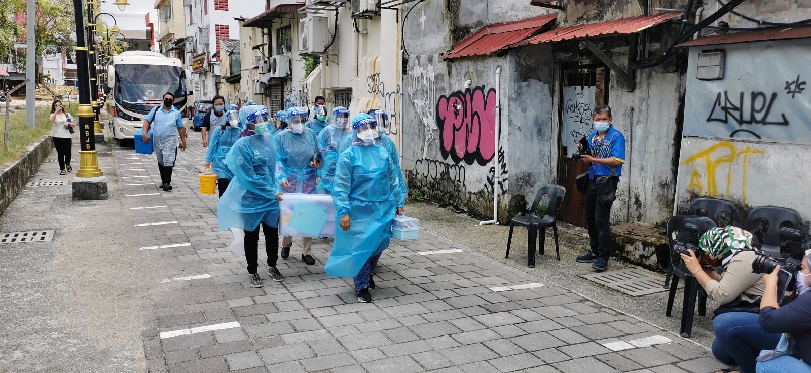 **取代签发（请置头条）**柔：封面：【特稿】：直律街后巷成临时疫苗中心，今日成功为数十游民及失业人士接种康希诺