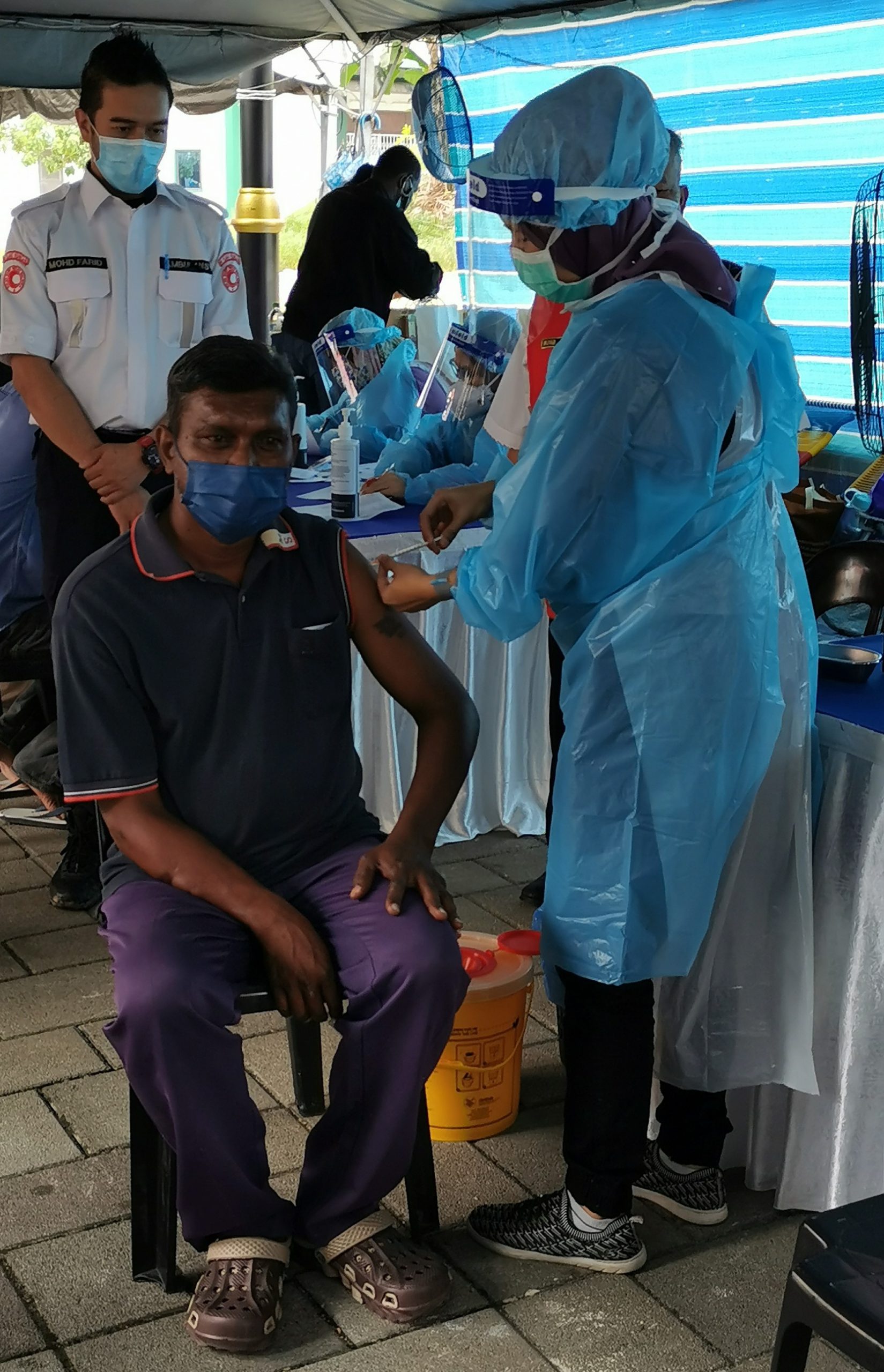 **取代签发（请置头条）**柔：封面：【特稿】：直律街后巷成临时疫苗中心，今日成功为数十游民及失业人士接种康希诺