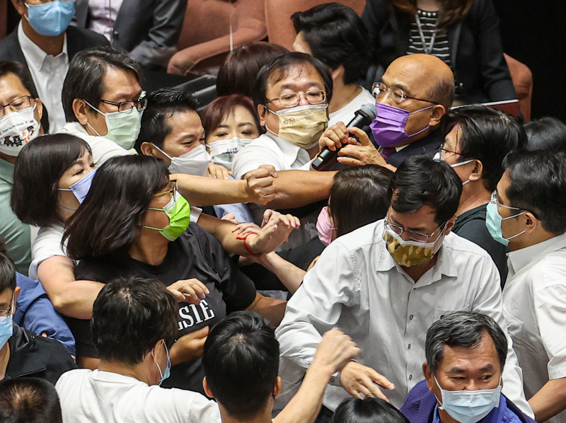 台立法院朝野爆冲突　苏贞昌发表施政报告被泼水