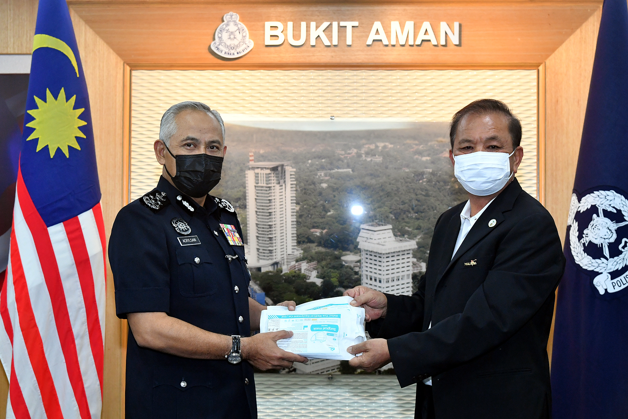 同善医院移交中国2基金会 捐赠的30万个医用口罩予警队