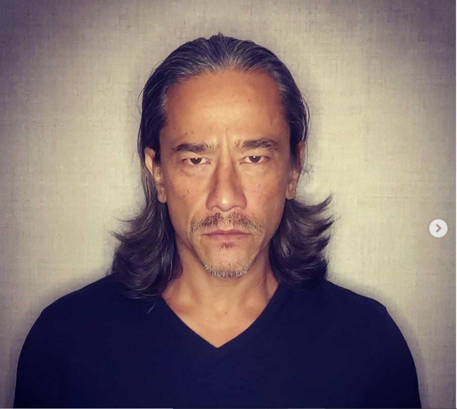 吴嘉龙淡出幕前2年.近照添白发皱纹显沧桑