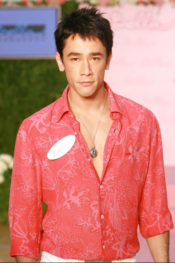 吴嘉龙淡出幕前2年.近照添白发皱纹显沧桑