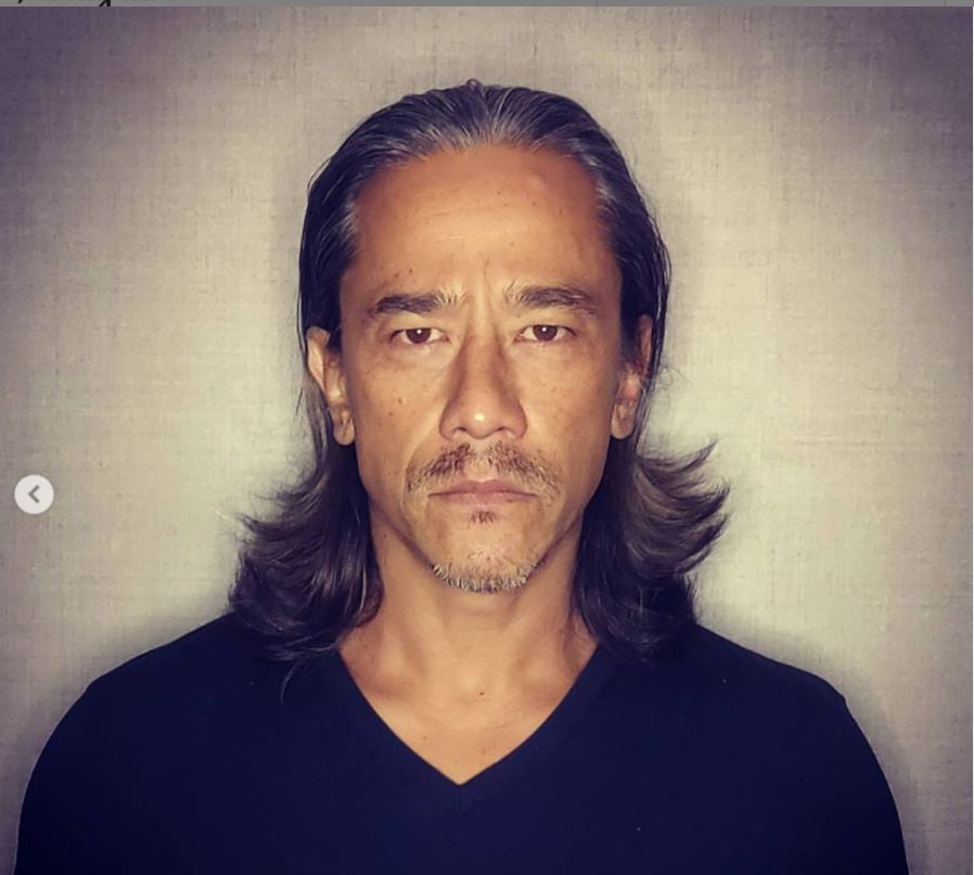 吴嘉龙淡出幕前2年.近照添白发皱纹显沧桑