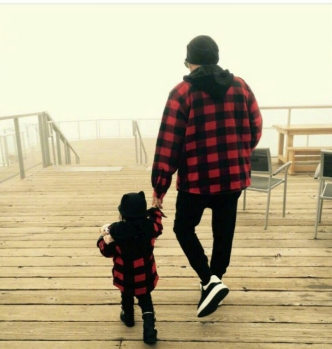 周董时隔4年再晒父女牵手照．小周周暴风抽高