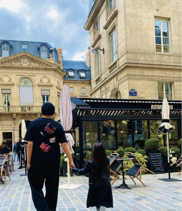 周董时隔4年再晒父女牵手照．小周周暴风抽高