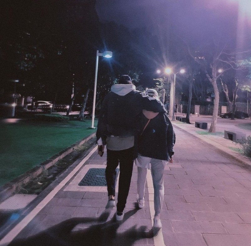 和萧亚轩真分手了? 黄皓晒背影照喊“再见”