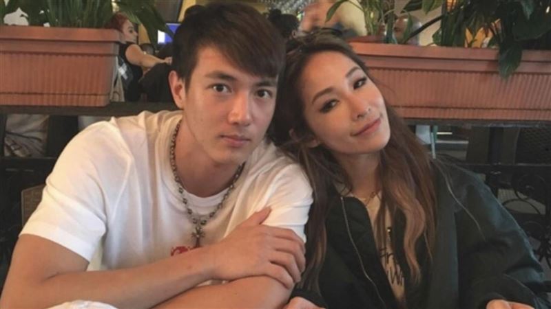 和萧亚轩真分手了? 黄皓晒背影照喊“再见”