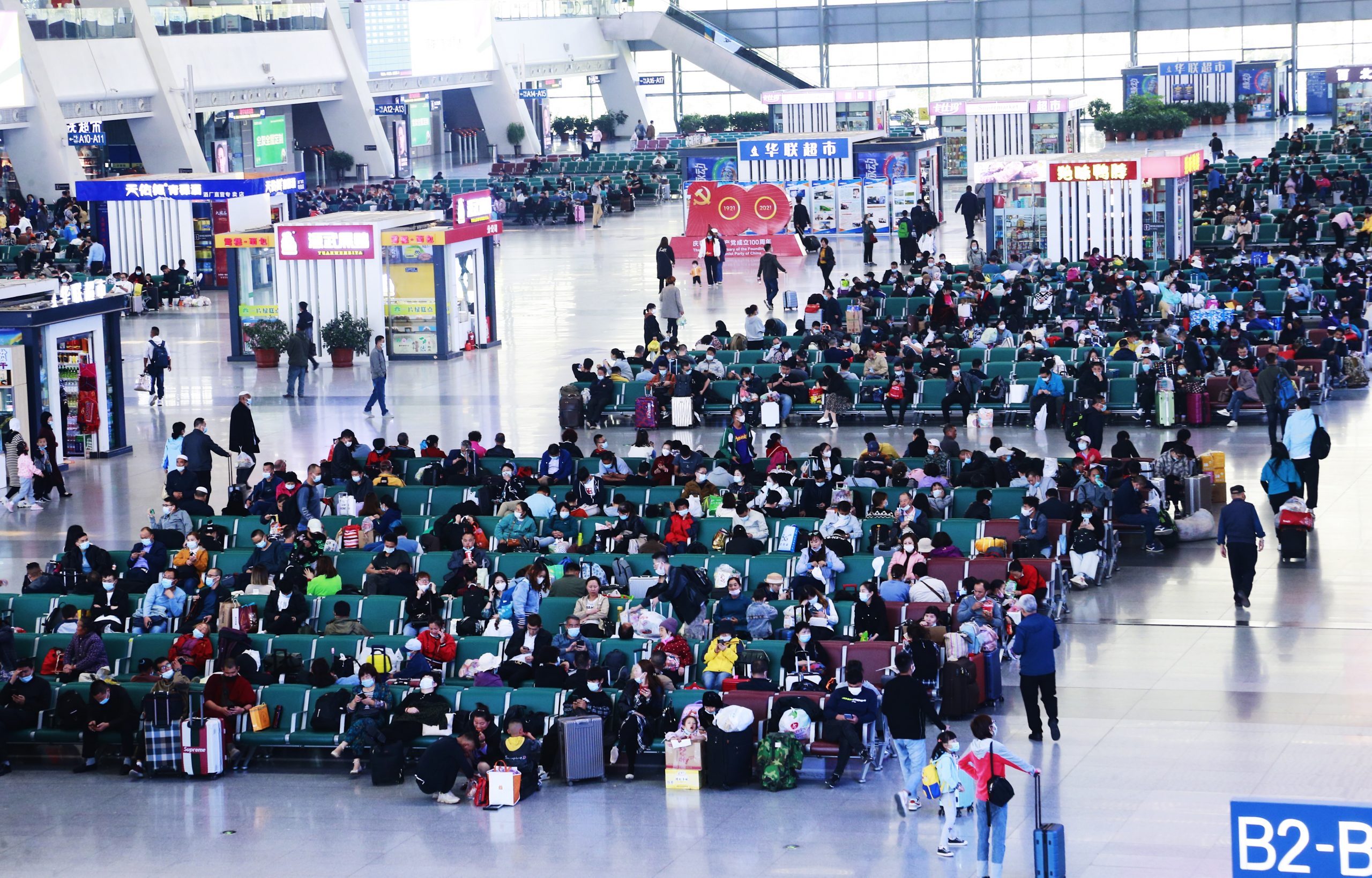 国庆游客激增 严防疫情  中实施跨省游“熔断机制”