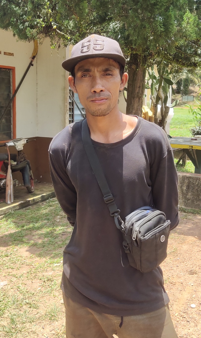 国︰★求真︰柔佛三合港园坵出现“鬼罗里”?!员工︰园坵没使用片中罗里载油棕