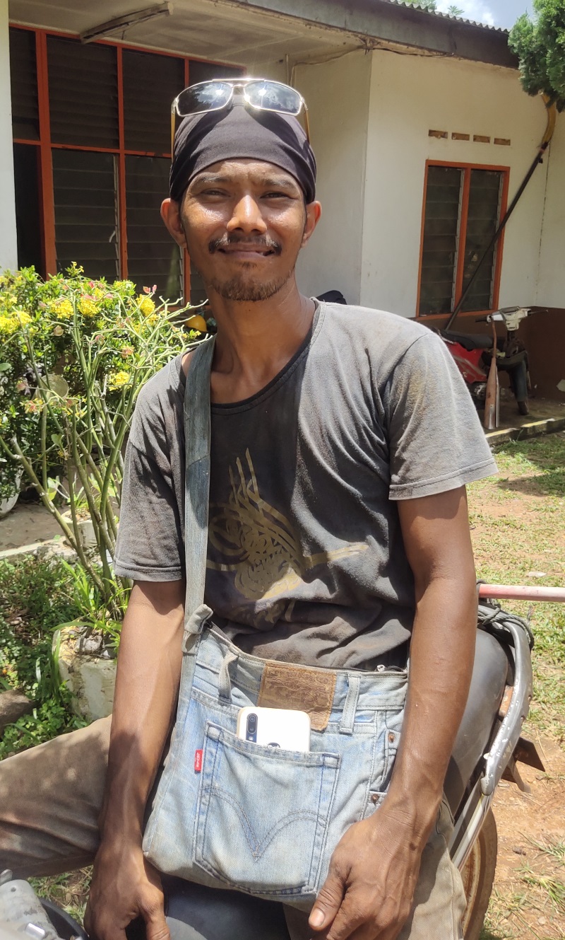 国︰★求真︰柔佛三合港园坵出现“鬼罗里”?!员工︰园坵没使用片中罗里载油棕