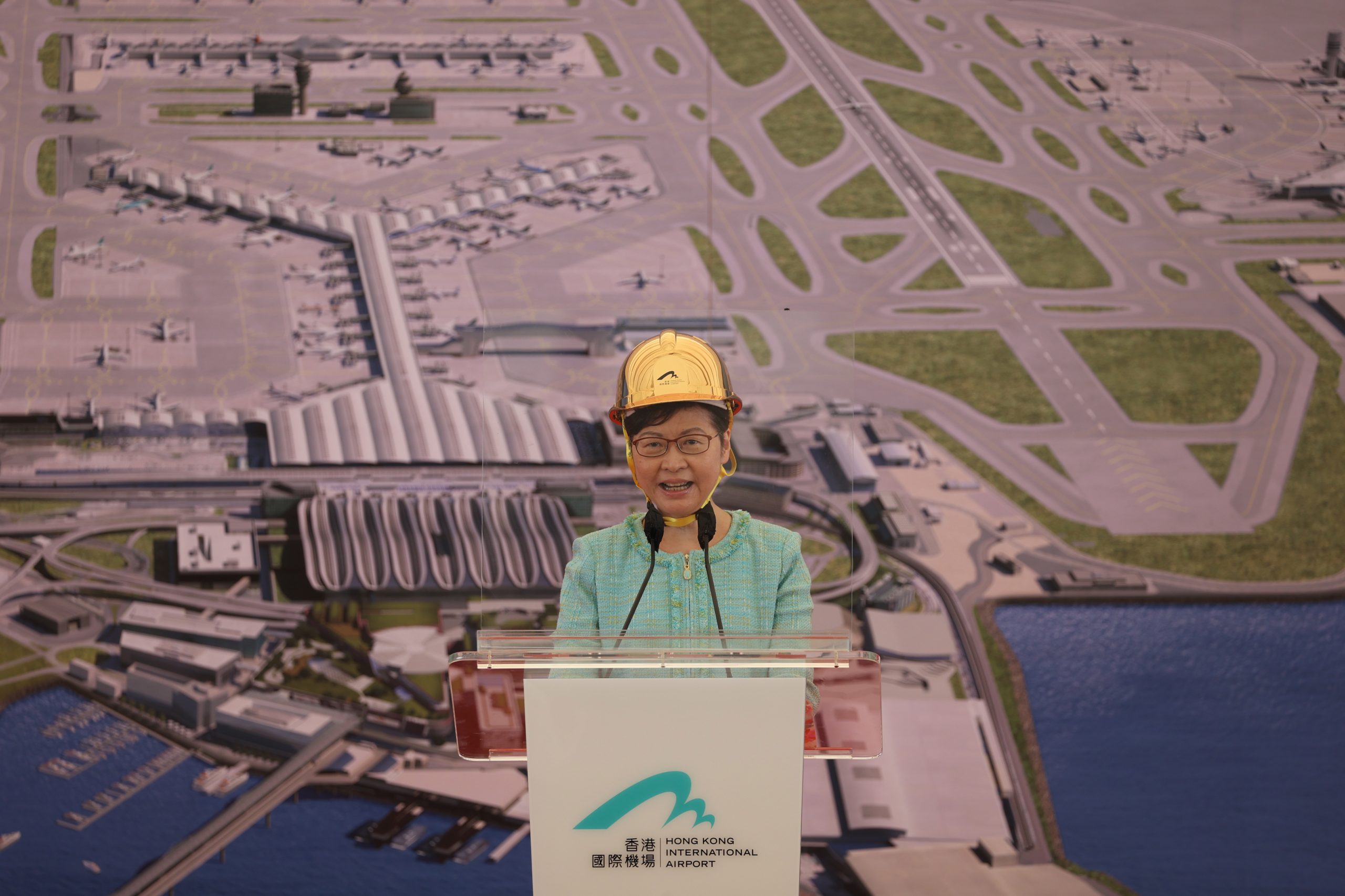 图与文 香港机场三跑完成铺设 料明年启航