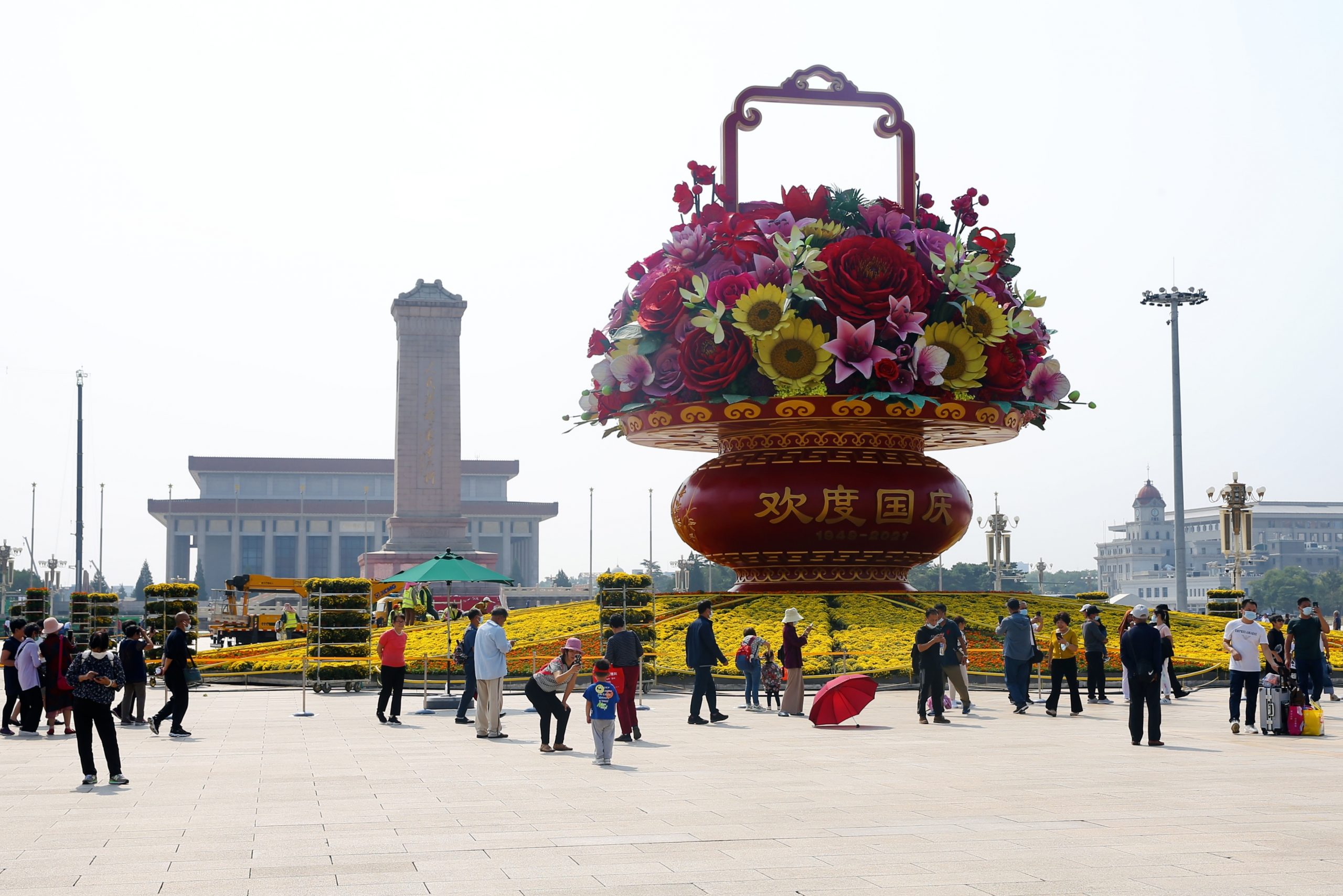 图与文)“祝福祖国”花篮亮相天安门广场