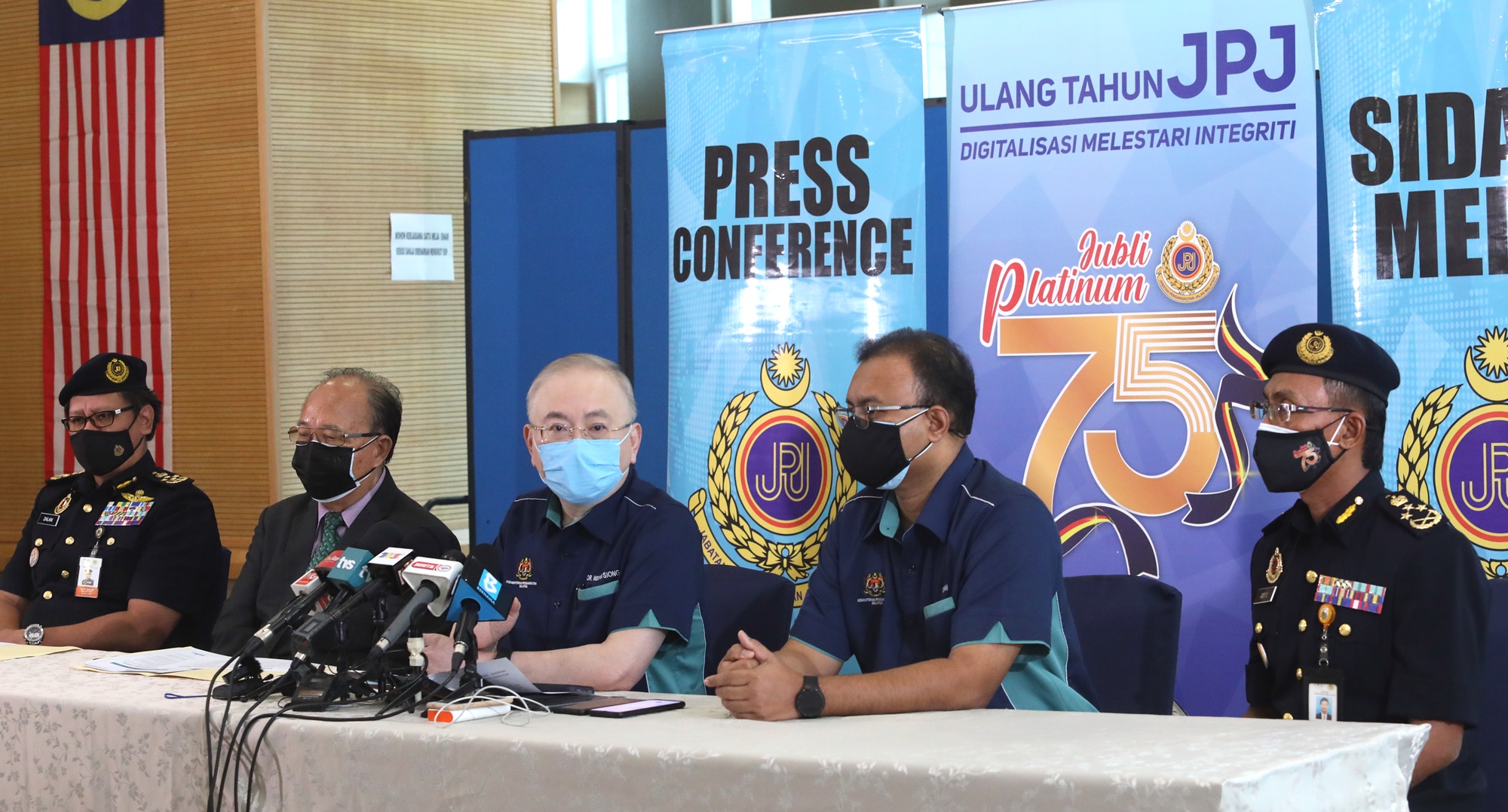 夜报封面∕魏家祥：延长路税与驾照更新至12月31日