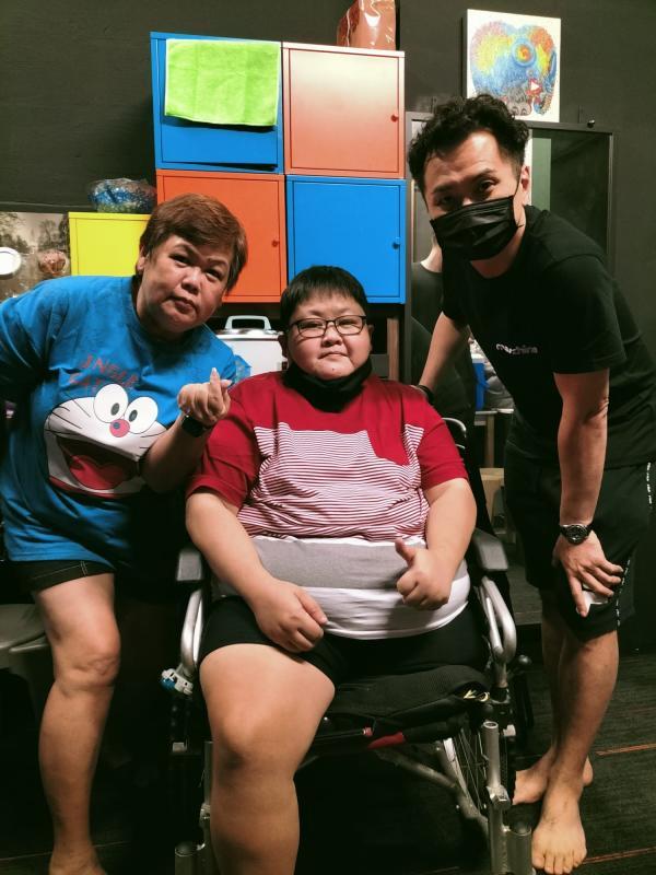 大肠癌脊椎病缠身 截肢妇卖饮料求存