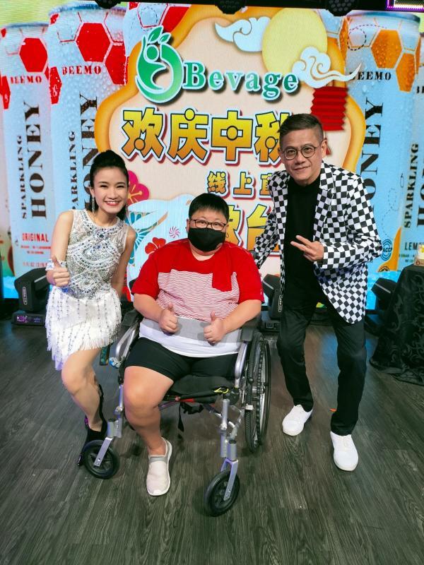 大肠癌脊椎病缠身 截肢妇卖饮料求存