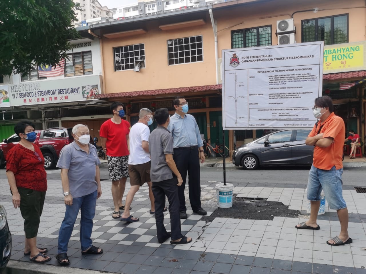 大都会-黎正兴来稿/路灯和电讯转驳站的建议地点不合适。