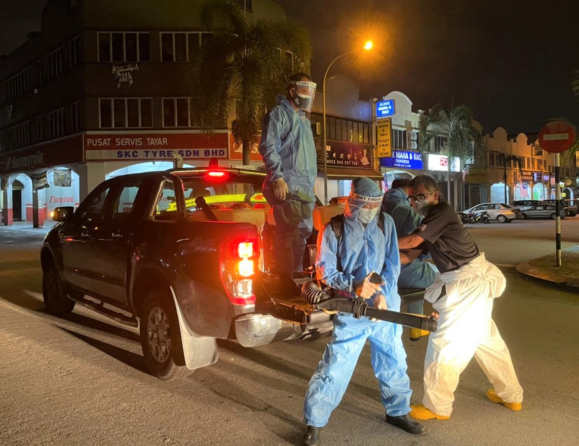 大都会/封面副文/蕉赖首都镇疫情蔓延,组屋爆25人染疫一死/3图