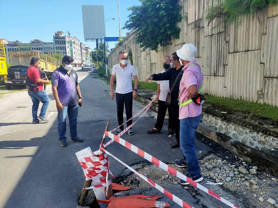 大都会/班登柏兰岭和黄金花园位于第二中环公路的进出口出现坑洞,半条道路被吞噬