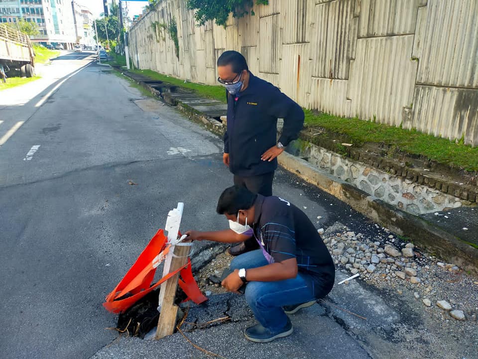 大都会/班登柏兰岭和黄金花园位于第二中环公路的进出口出现坑洞,半条道路被吞噬