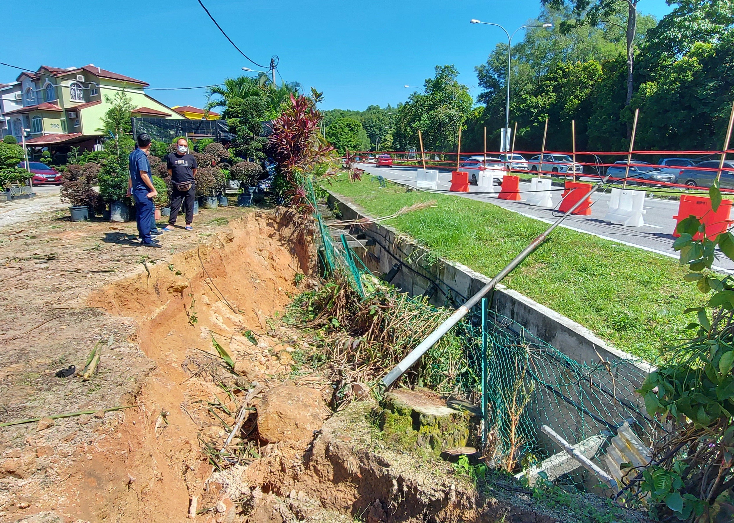 大都会/大雨酿成路边沟壁严重崩塌/3图
