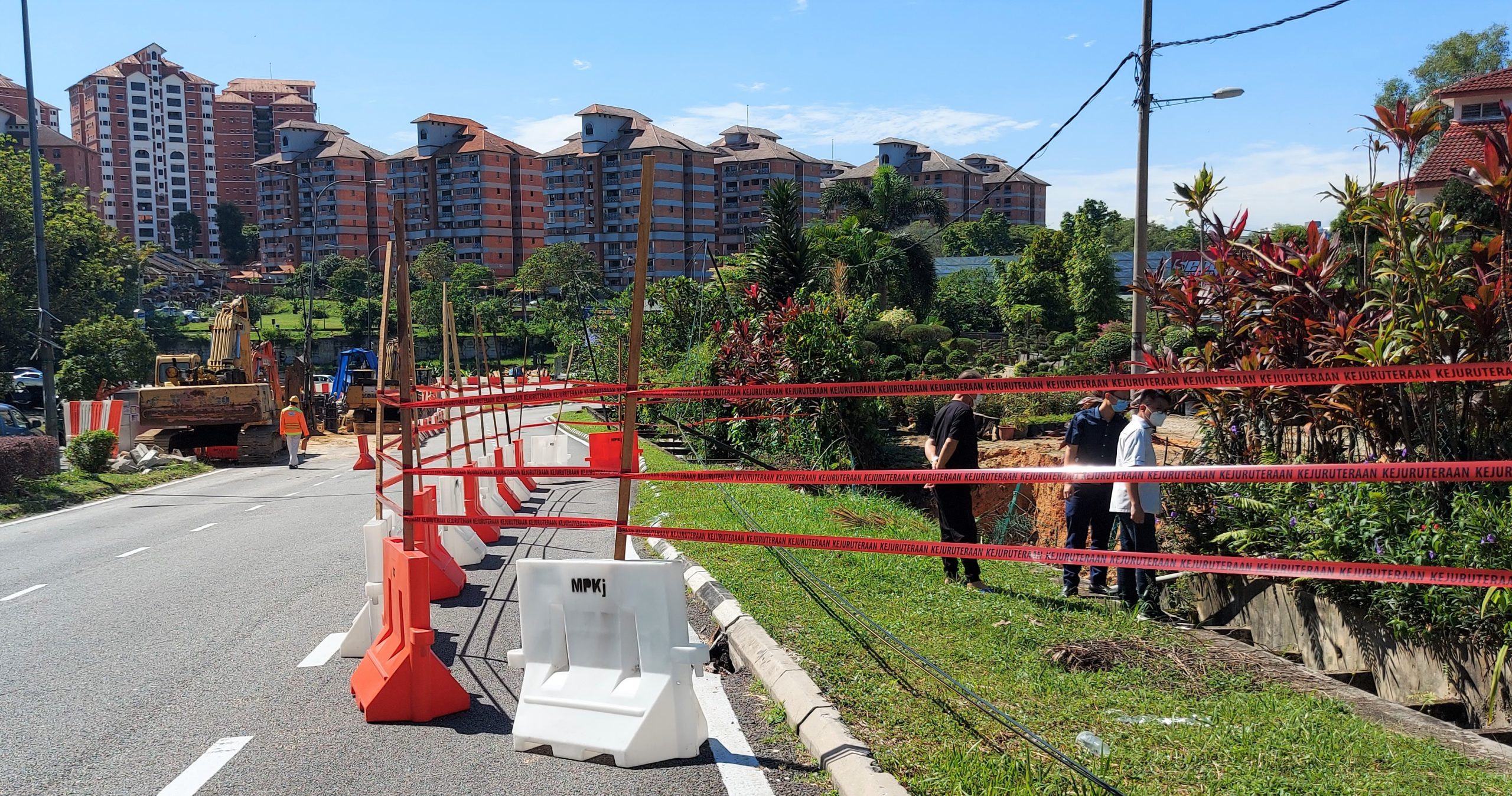 大都会/大雨酿成路边沟壁严重崩塌/3图