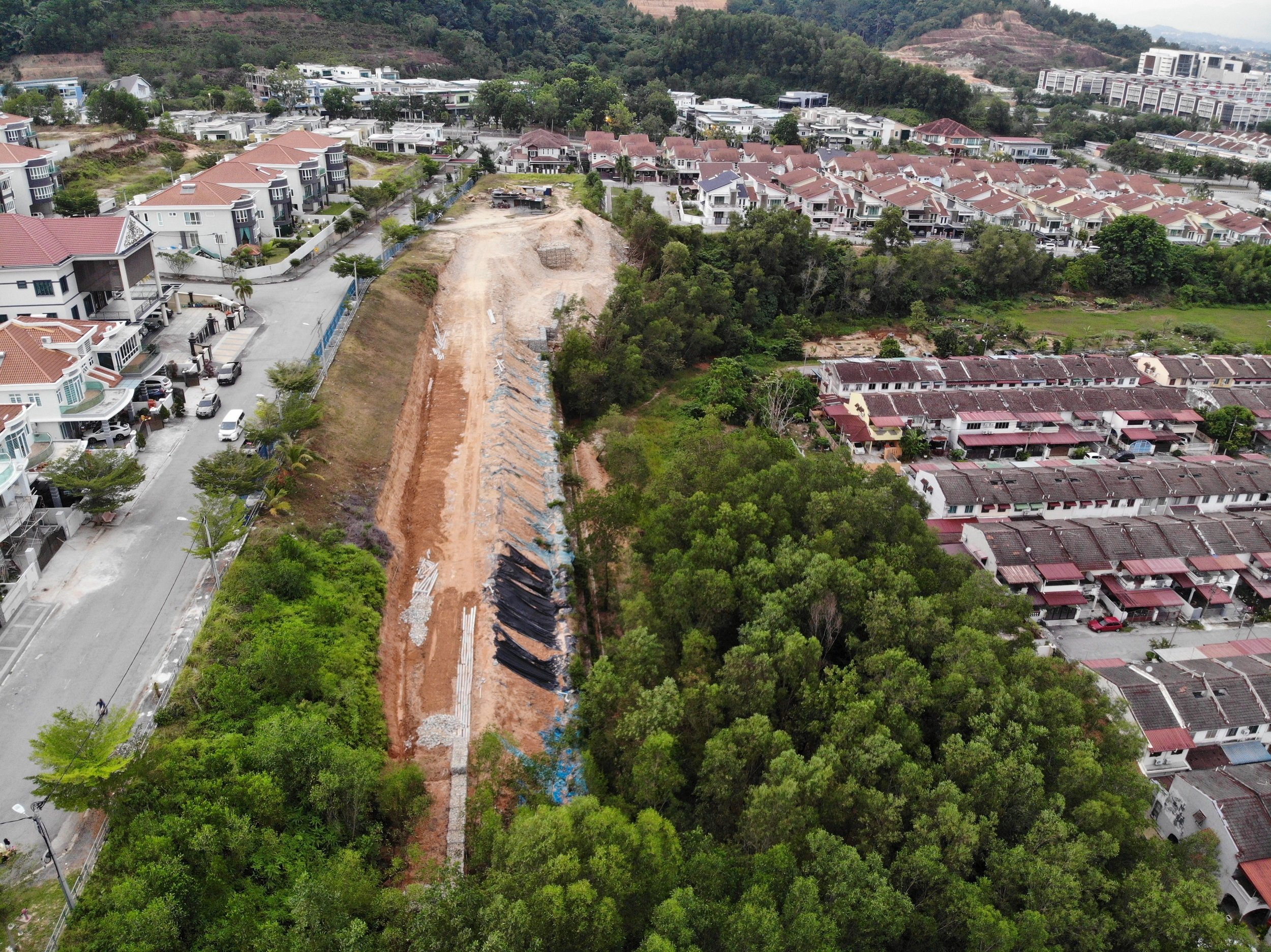 大霹雳时事焦点/山坡施工建屋道路现裂缝 发展商:正常现象无需担心