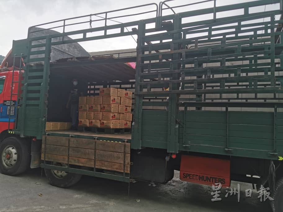 大霹雳/新邦波赖路关闭影响75%农产品运输 金马仑菜车兜远路下山运输成本增