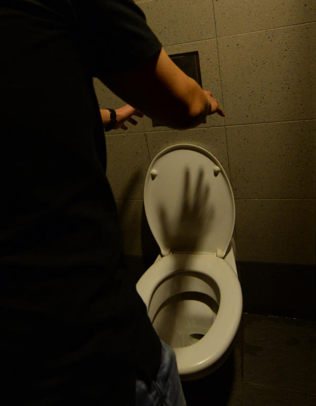 女佣让雇主全家喝马桶水及口水