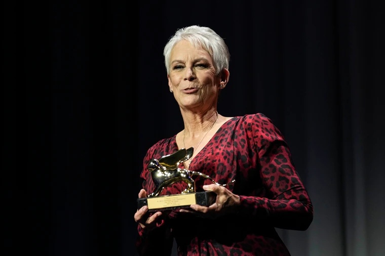 威尼斯影展｜​领终身成就奖后速戴口罩‧珍美李寇帝斯严谨防疫